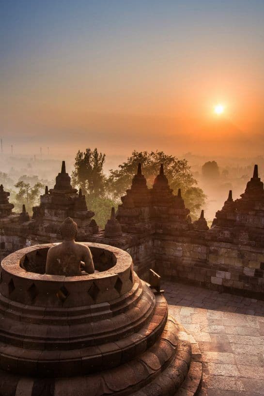 Le temple de Borobudur à Java au lever du soleil