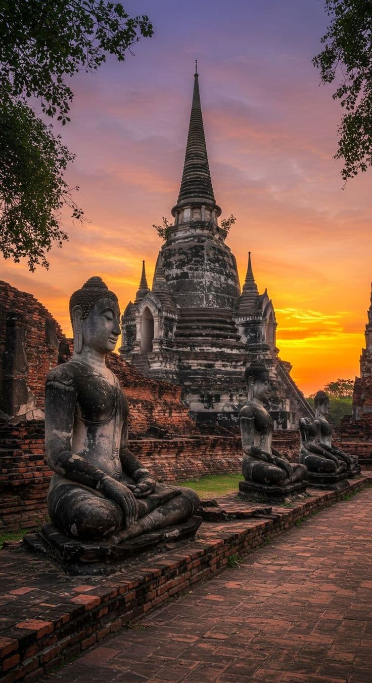 Les ruines du parc historique d'Ayutthaya au coucher du soleil