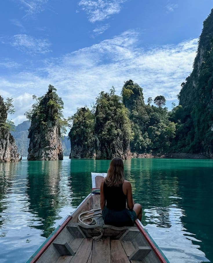 Cabanes flottantes et falaises de calcaire du lac Cheow Lan, parc de Khao Sok